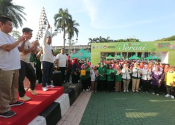 Wali Kota Jakarta Selatan, Munjirin melepas kegiatan Jalan Sehat yang diikuti oleh Istri Penjabat (Pj) Gubernur DKI Jakarta Mirdiyanti Budi Harton, Ketua Tim Penggerak PKK Jakarta Selatan dan Ketua Dharma Wanita Kota Administrasi Jakarta Selatan, Essie Feransie Munjirin pada acara selebrasi Hari Ibu dalam rangkaian Program SERASI Teh Cap Botol Bersama TP PKK dan DWP Jakarta Selatan di Kantor Walikota Jakarta Selatan, Minggu (17/12).
