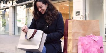 4 Tips Aman Berbelanja di Musim Liburan_Womanindonesia.co.id