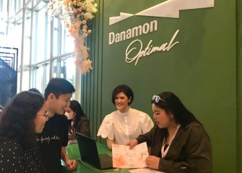 Danamon Beri Solusi Finansial Komprehensif, Wujudkan Pernikahan Impian Di Bridestory Market 2024 17 Consumer Segmentation Head PT Bank Danamon Indonesia Tbk, Meliani Chandra Biantoro (tengah), berbincang dengan pengunjung di booth Danamon saat berlangsungnya pameran Bridestory Market 2024 di Indonesia Convention Exhibition Hall 3-3A Atrium, (ICE) BSD Tangerang, Banten, Kamis (01/02/2024).