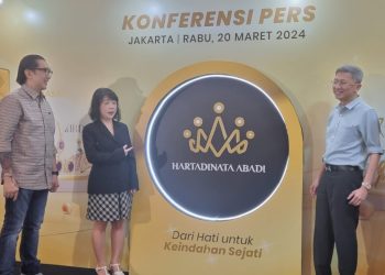 Luncurkan Logo Baru, Hartadinata Abadi Tunjukkan Pertumbuhan Sebagai Perusahaan Emas Terdepan 13 Ki-ka : Cuncun Muliawan - Direktur Produksi & Operasional Hartadinata Abadi, Deny Ong - Direktur Keuangan Hartadinata Abadi, Sandra Sunanto - Direktur Utama Hartadinata Abadi, Ferriyady Hartadinata - Komisaris Utama Hartadinata Abadi dan Fendy Wijaya - Komisaris Hartadinata Abadi