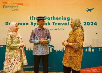 Danamon Syariah Travel Fair 2024, Tebar Paket Spesial Umrah dan Haji 12 (ki-ka) Refita Rulli, Syariah Financing Business Head -- Herry Hykmanto, Direktur Syariah & Sustainability Finance -- Merci Santi Adriani, Syariah Funding Business Head