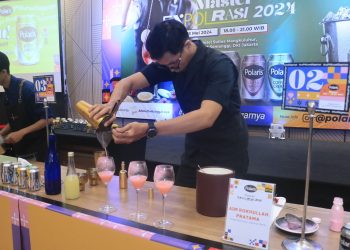 Salah satu finalis Polaris Master ExPOLrasi 2024 sedang meracik menu minuman yang akan dilombakan di depan para juri kompetisi Mixologist yang bertajuk Polaris Master ExPOLrasi 2024.