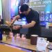 Salah satu finalis Polaris Master ExPOLrasi 2024 sedang meracik menu minuman yang akan dilombakan di depan para juri kompetisi Mixologist yang bertajuk Polaris Master ExPOLrasi 2024.