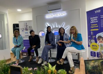 Paula Verhoeven saat menghadiri grand lounching Vio Optical Clinic, Jakarta/16/12/2024.