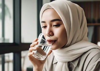Jaga Hidrasi Tubuh dengan Air Minum Berkualitas untuk Hadapi Suhu Panas 7 Tips Agar Tubuh Tetap Sehat dan Terhidrasi Selama Puasa_Womanindonesia.co.id
