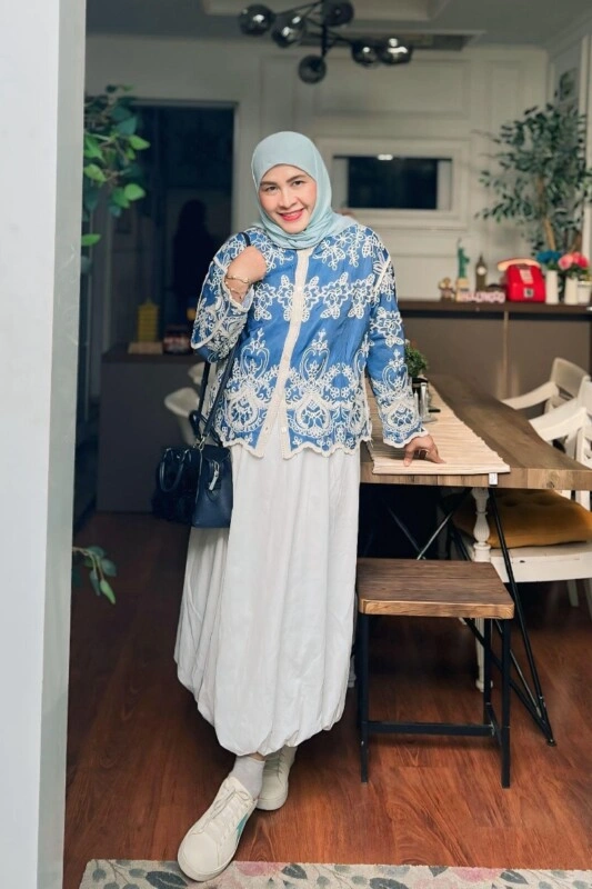 Harmini Marzusy TL Senior: Dari Hobi Jalan-Jalan hingga Mengantar Orang-Orang Keliling Dunia 2 Harmini Marzusy TL Senior: Dari Hobi Jalan-Jalan hingga Mengantar Orang-Orang Keliling Dunia_Womanindonesia.co.id