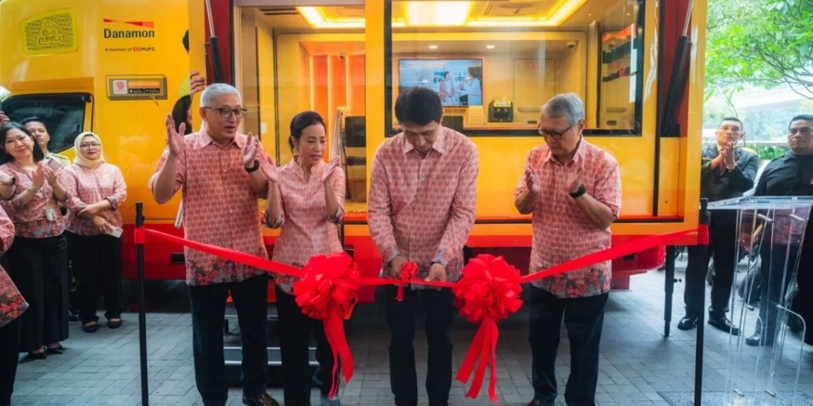 (kiri ke kanan) - Honggo Widjojo Kangmasto, Wakil Direktur Utama PT Bank Danamon Indonesia Tbk - ⁠Hedy Maria Helena Lapian, Komisaris Independen PT Bank Danamon Indonesia Tbk - ⁠D. Ejima, Direktur Utama PT Bank Danamon Indonesia Tbk - ⁠Peter Benyamin Stok, Komisaris Independen PT Bank Danamon Indonesia Tbk