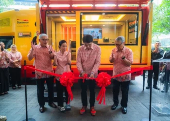 (kiri ke kanan) - Honggo Widjojo Kangmasto, Wakil Direktur Utama PT Bank Danamon Indonesia Tbk - ⁠Hedy Maria Helena Lapian, Komisaris Independen PT Bank Danamon Indonesia Tbk - ⁠D. Ejima, Direktur Utama PT Bank Danamon Indonesia Tbk - ⁠Peter Benyamin Stok, Komisaris Independen PT Bank Danamon Indonesia Tbk