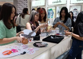 Dari Majalah ke Koleksi Jam Tangan: ELLE Rayakan 80 Tahun Elegansi Paris_Womanindonesia.co.id