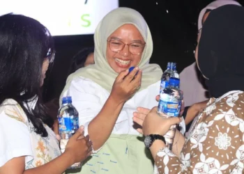 AQUA Rayakan 52 Tahun dengan Cara Unik: Setiap Botol Bisa Jadi Hadiah Miliaran_Womanindonesia.co.id