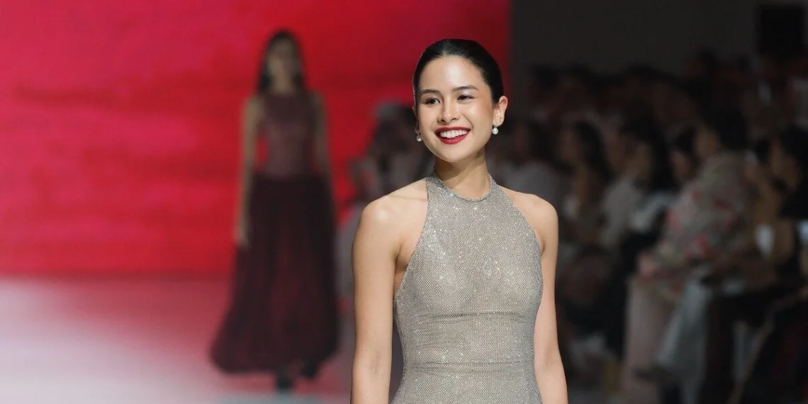 Tampil Lebih Cerah di Panggung JFW — Rahasia di Balik Senyum Penuh Percaya Diri Maudy Ayunda 1 Tampil Lebih Cerah di Panggung JFW — Rahasia di Balik Senyum Penuh Percaya Diri Maudy Ayunda_Womanindonesia.co.id