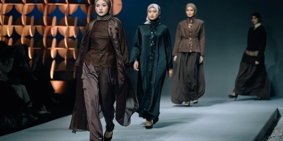 Kudung Hadirkan Koleksi “Noir”, Perpaduan Elegansi Alam dan Modernitas di Jakarta Muslim Fashion Week 2025_womanindonesia.co.id