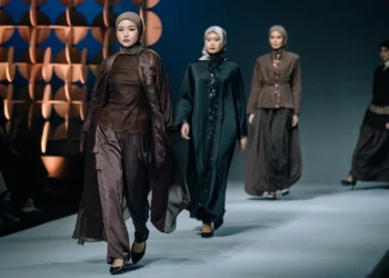 Kudung Hadirkan Koleksi “Noir”, Perpaduan Elegansi Alam dan Modernitas di Jakarta Muslim Fashion Week 2025_womanindonesia.co.id