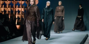 Kudung Hadirkan Koleksi “Noir”, Perpaduan Elegansi Alam dan Modernitas di Jakarta Muslim Fashion Week 2025_womanindonesia.co.id