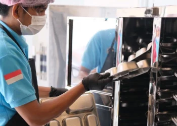 Tak Banyak yang Tahu: Ritual Cuci Wadah Makan SPPG Ternyata Serumit Dapur Profesional_Womanindonesia.co.id