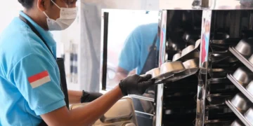 Tak Banyak yang Tahu: Ritual Cuci Wadah Makan SPPG Ternyata Serumit Dapur Profesional_Womanindonesia.co.id