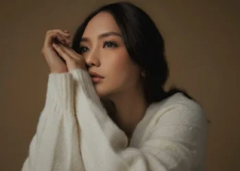 Via Octora Membuka Perjalanan Musiknya Lewat “Tak Mungkin Menyatu” 5 Via Octora Membuka Perjalanan Musiknya Lewat “Tak Mungkin Menyatu”_womanindonesia.co.id