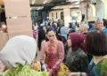 Kunjungan Wakil Ketua Harian I Dewan Kerajinan Nasional (Dekranas), Loemongga Kartasasmita, di area Pameran Swarna Wastra Nusantara