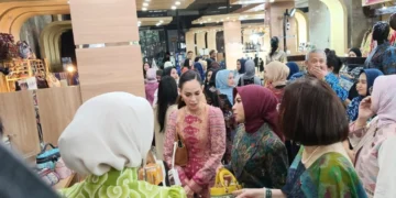 Kunjungan Wakil Ketua Harian I Dewan Kerajinan Nasional (Dekranas), Loemongga Kartasasmita, di area Pameran Swarna Wastra Nusantara